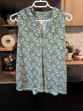 Max Studio Green and White Floral V-Neck Sleeveless Top
